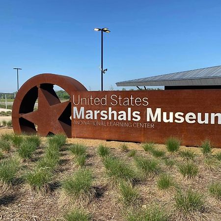 Old Fort Loft King & Queen Suites Nearest Accomodation To Marshals Museum Power Your Ev For Free! Fort Smith Buitenkant foto