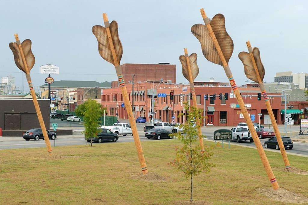 Old Fort Loft King & Queen Suites Nearest Accomodation To Marshals Museum Power Your Ev For Free! Fort Smith Buitenkant foto